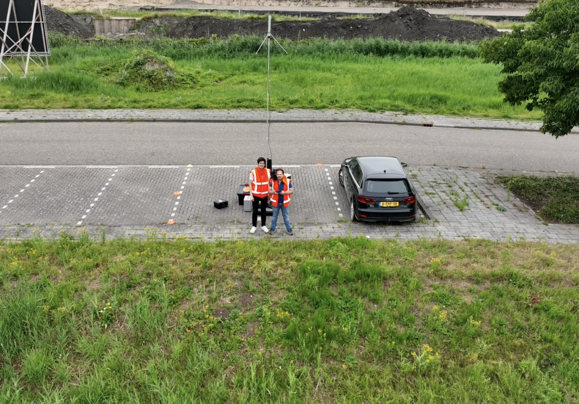 Drone-operatoren van Aero-Metrics aan het werk op locatie, bezig met het uitvoeren van veldmetingen.